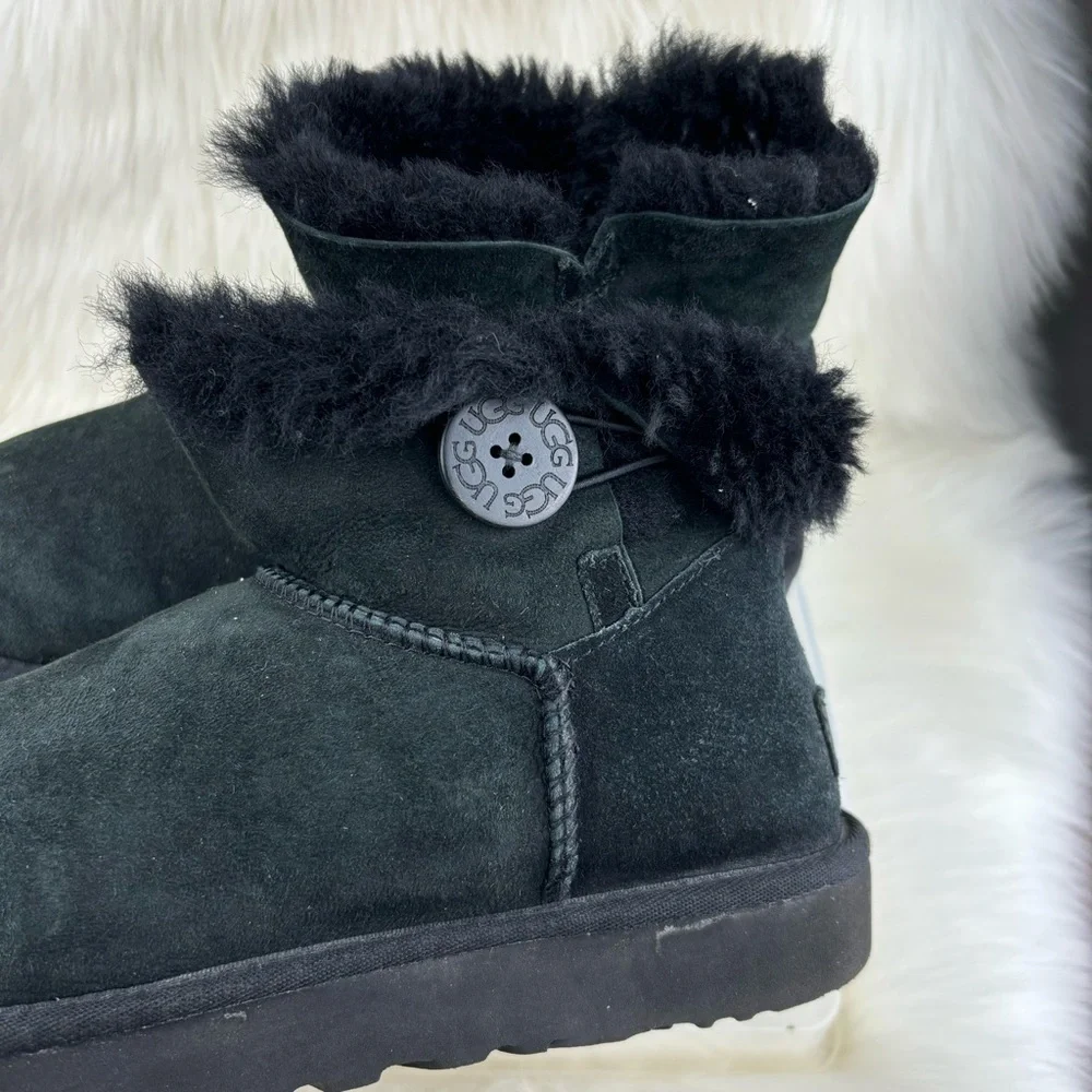 UGG ANKLE WINTER BOOTS SIZE 9 WOMAN